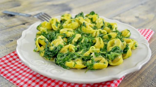 Tortellini z mięsem z czym podawać – najlepsze sosy i dodatki Tortellini z mięsem z czym podawać – najlepsze sosy i dodatki