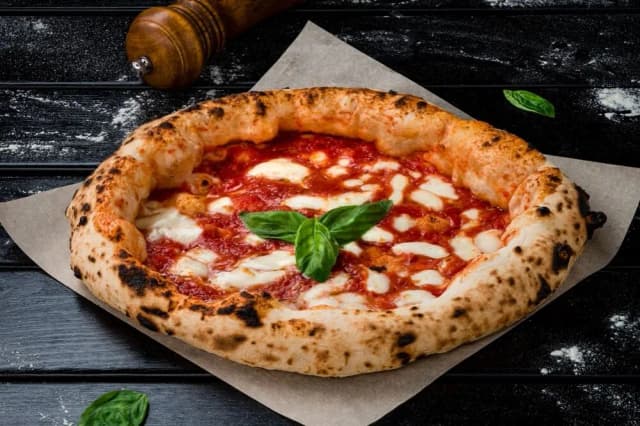 Pizza neapolitańska czym się różni od innych rodzajów pizzy? Pizza neapolitańska czym się różni od innych rodzajów pizzy?