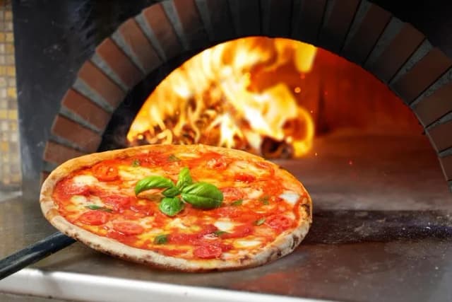 Ile kalorii ma pizza 50 cm? Zaskakujące różnice w kaloryczności Ile kalorii ma pizza 50 cm? Zaskakujące różnice w kaloryczności