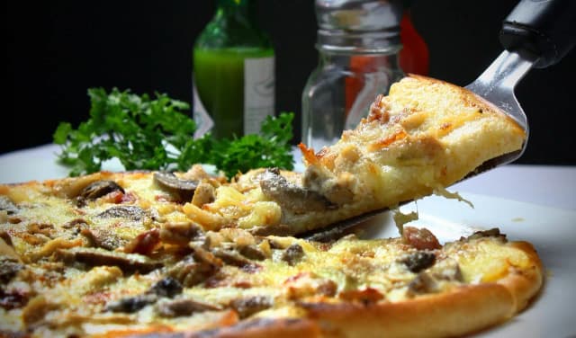 Jak odgrzać pizzę, aby była chrupiąca i smaczna bez wysuszenia Jak odgrzać pizzę, aby była chrupiąca i smaczna bez wysuszenia