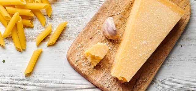 Co to jest parmezan? Poznaj sekrety tego wyjątkowego sera Co to jest parmezan? Poznaj sekrety tego wyjątkowego sera