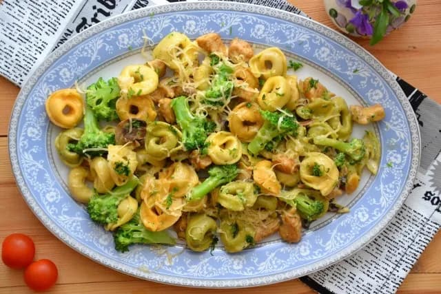 Najlepsze sosy do tortellini z mięsem, które podkreślą smak potrawy Najlepsze sosy do tortellini z mięsem, które podkreślą smak potrawy