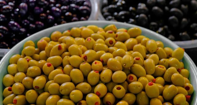 Czy pies może jeść oliwki? Sprawdź ryzyko i bezpieczne zasady Czy pies może jeść oliwki? Sprawdź ryzyko i bezpieczne zasady