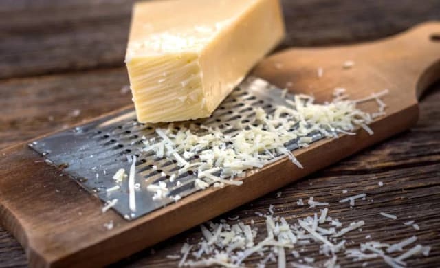 Czy w ciąży można jeść parmezan? Bezpieczne sery dla przyszłych mam Czy w ciąży można jeść parmezan? Bezpieczne sery dla przyszłych mam