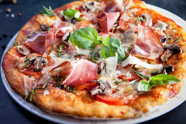 Pizza jak z pizzeri przepis - stwórz idealną pizzę w domu Pizza jak z pizzeri przepis - stwórz idealną pizzę w domu
