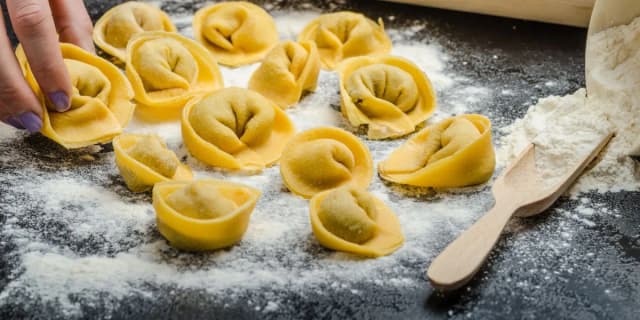 Z czym podać tortellini? Odkryj najlepsze sosy i dodatki Z czym podać tortellini? Odkryj najlepsze sosy i dodatki