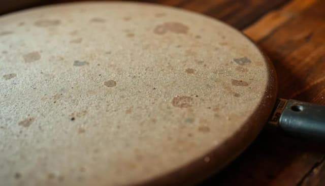 Dlaczego pizza przywiera do kamienia i jak tego uniknąć? Dlaczego pizza przywiera do kamienia i jak tego uniknąć?
