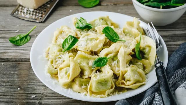Jaki sos do tortellini ze szpinakiem i ricottą, który zaskoczy smakiem? Jaki sos do tortellini ze szpinakiem i ricottą, który zaskoczy smakiem?