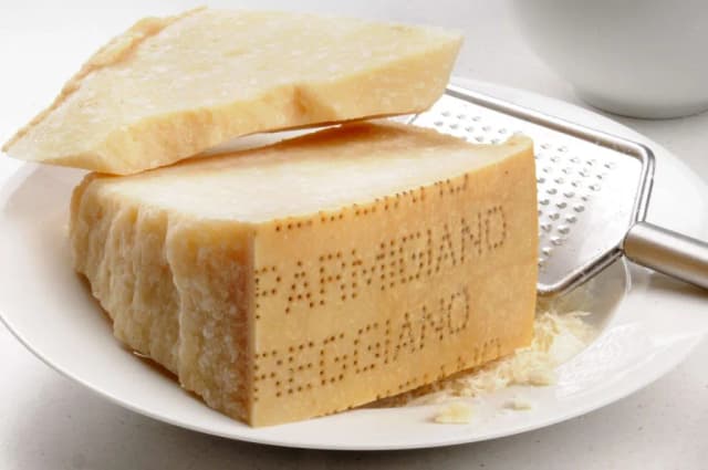 Jak przechowywać parmezan w kawałku, aby nie stracił smaku i jakości Jak przechowywać parmezan w kawałku, aby nie stracił smaku i jakości