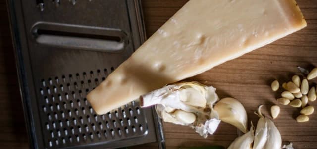Jaki ser do pesto zamiast parmezanu? Odkryj pyszne zamienniki Jaki ser do pesto zamiast parmezanu? Odkryj pyszne zamienniki