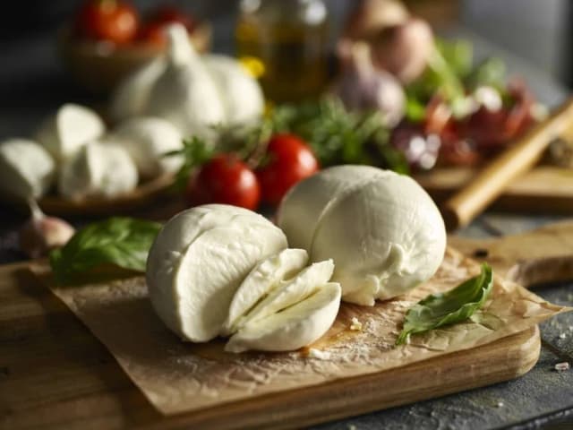 Czy mozzarella w zalewie nadaje się do pizzy? Uniknij wodnistego ciasta Czy mozzarella w zalewie nadaje się do pizzy? Uniknij wodnistego ciasta
