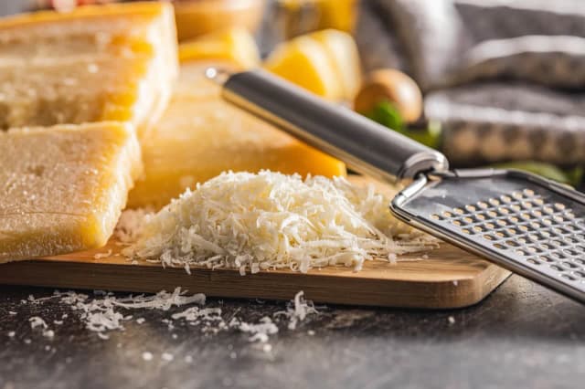 Czy parmezan to parmigiano reggiano? Odkryj kluczowe różnice Czy parmezan to parmigiano reggiano? Odkryj kluczowe różnice