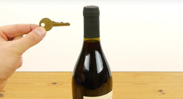 Jak otworzyć wino bez otwieracza? 5 skutecznych metod bezpiecznie Jak otworzyć wino bez otwieracza? 5 skutecznych metod bezpiecznie