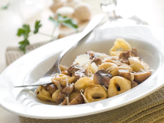 Jakie dodatki do tortellini z grzybami podkreślą ich smak? Jakie dodatki do tortellini z grzybami podkreślą ich smak?