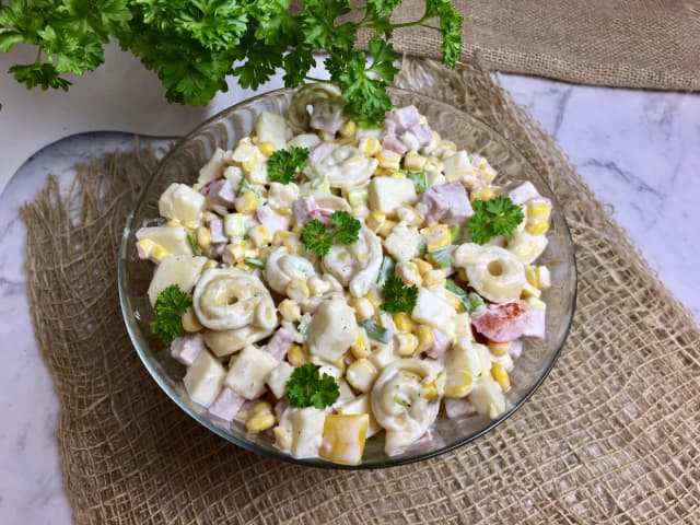 Z czym podawać tortellini z szynką, aby zachwycić gości? Z czym podawać tortellini z szynką, aby zachwycić gości?
